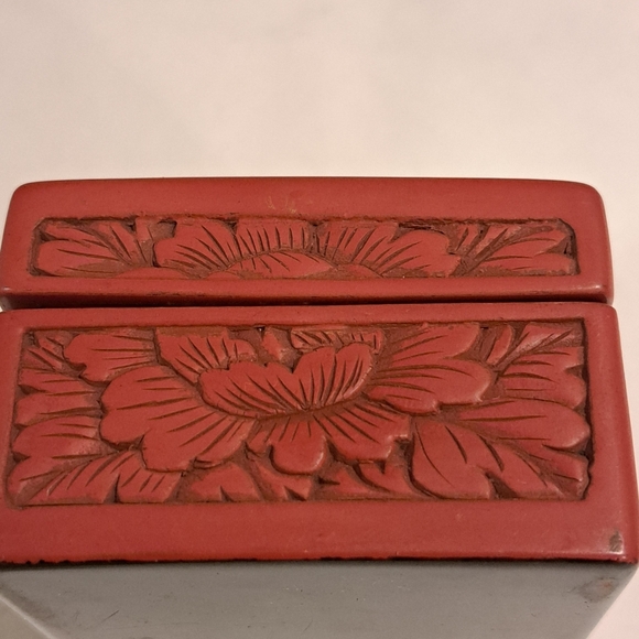 Antique Japanese red cinnabar and black lacquer lidded box with nature design. - Picture 7 of 11